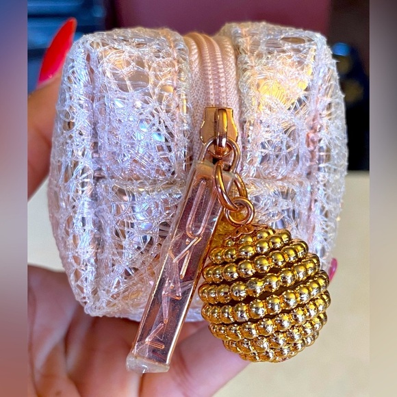 MAC 2017 Holiday Collection Cosmetics Snowball Lip Bag, EUC - Picture 1 of 6